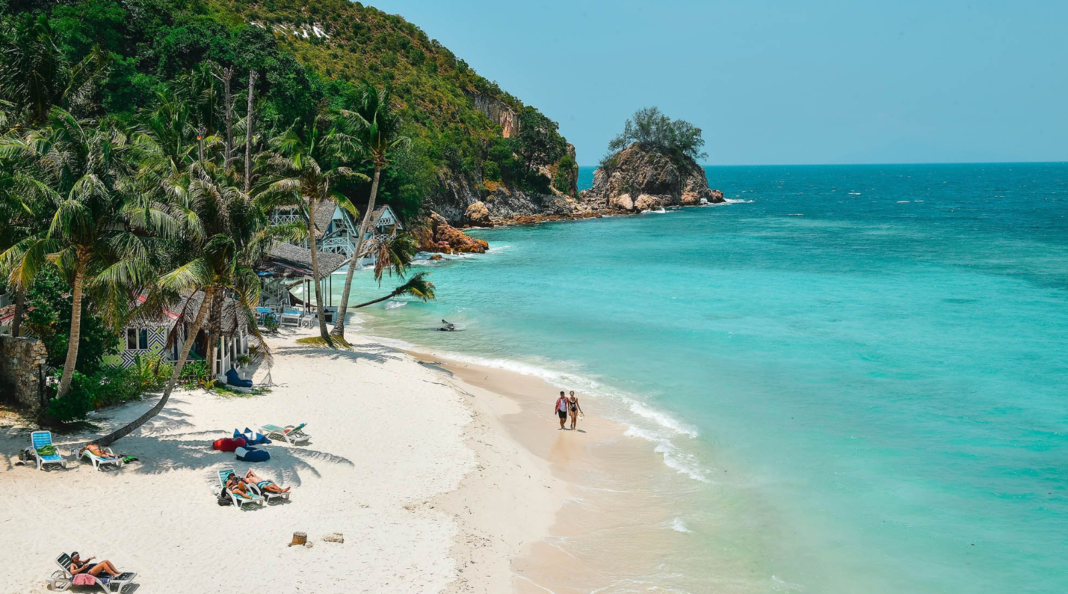 find quiet Malaysian beaches via Traveloka